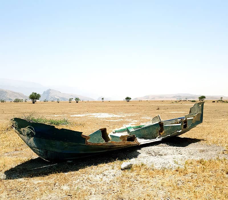 قایقی مخروبه در منطقه‌ای بی‌آب