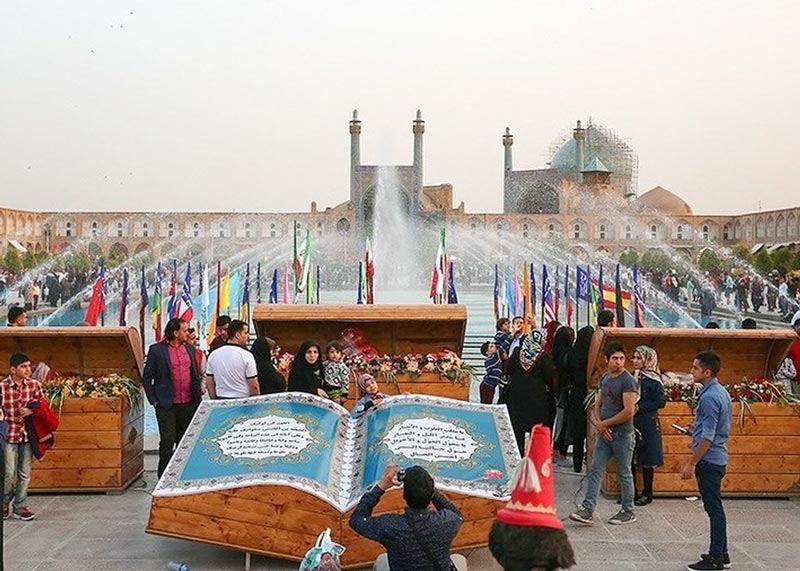 هفت سین و قرآن در میدان نقش جهان اصفهان