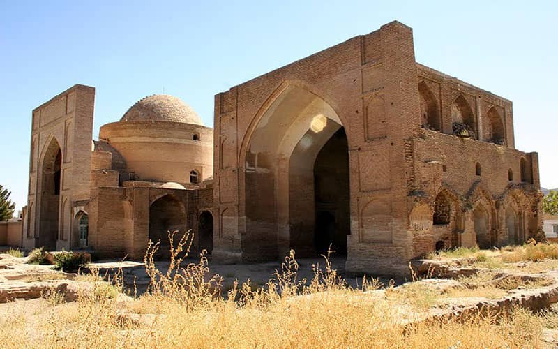 بقایای سازه ای تاریخی با ایوان و گنبد آجری