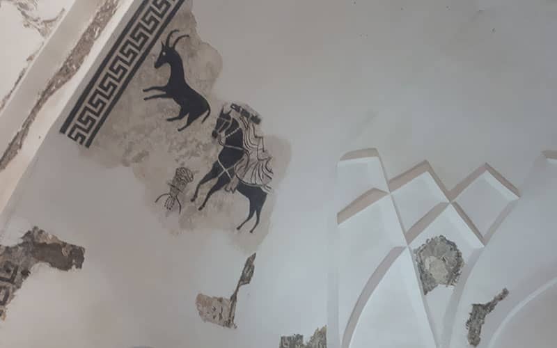 نقاشی های تاریخی روی سقف گچی حمام