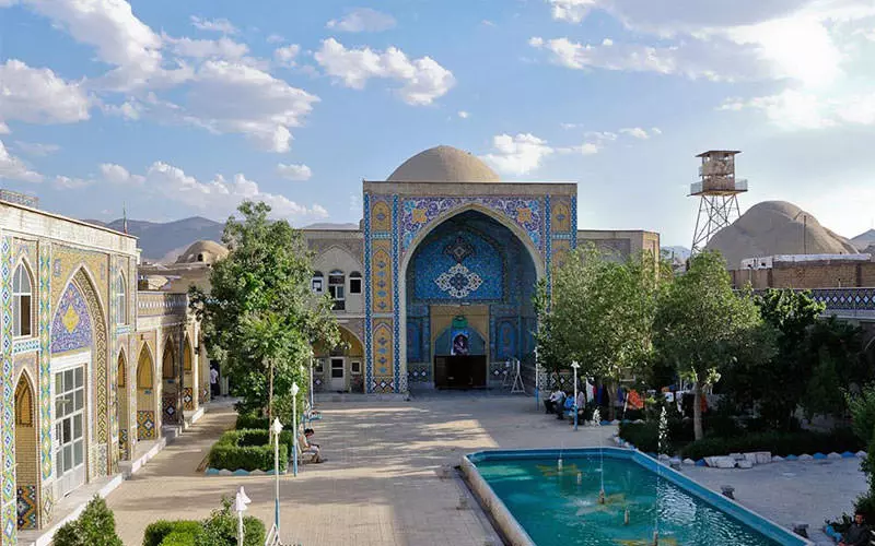 حیاط بزرگ مسجدی با ایوانی کاشیکاری