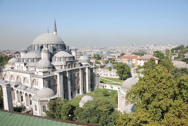 مسجد شاهزاده استانبول از نمای بالا با گنبدهای مرمری