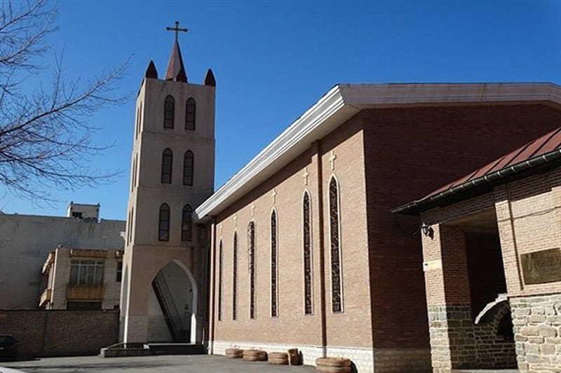 نمای بیرونی ساختمان آجری کلیسای ننه مریم