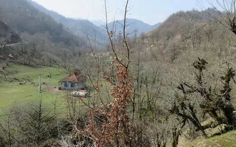 کلبه‌ای کوچک در منطقه‌ای کوهستانی