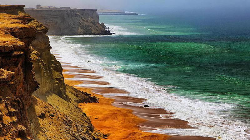 ساحل بندر ریشهر با خاک نارنجی از نمای بالا
