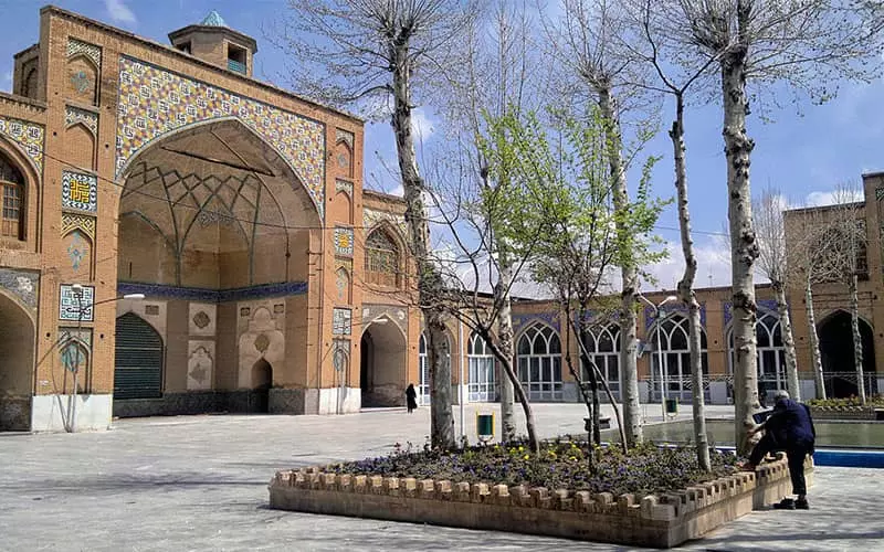 مسجدی تاریخی با حیاطی بزرگ