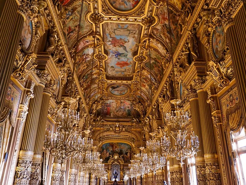 کاخی با سقف بلند و مملو از نقاشی