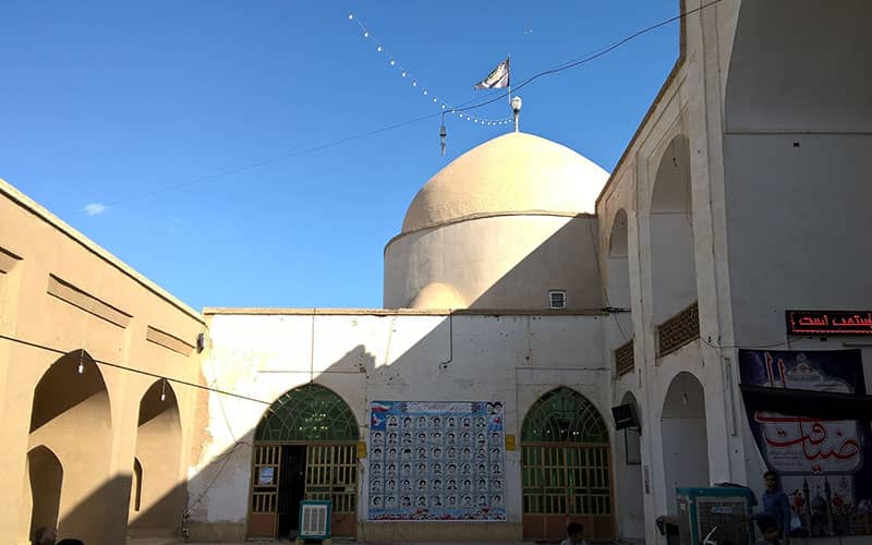 حیاط مسجدی با گنبد سفیدرنگ