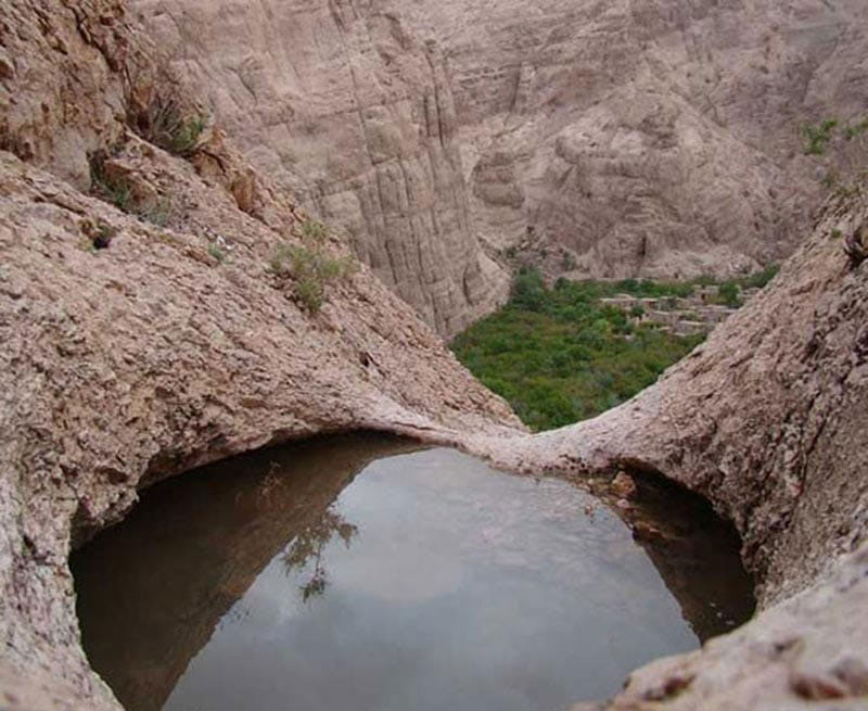 چشمه طبیعی قطرم بالای کوه در حفره سنگ