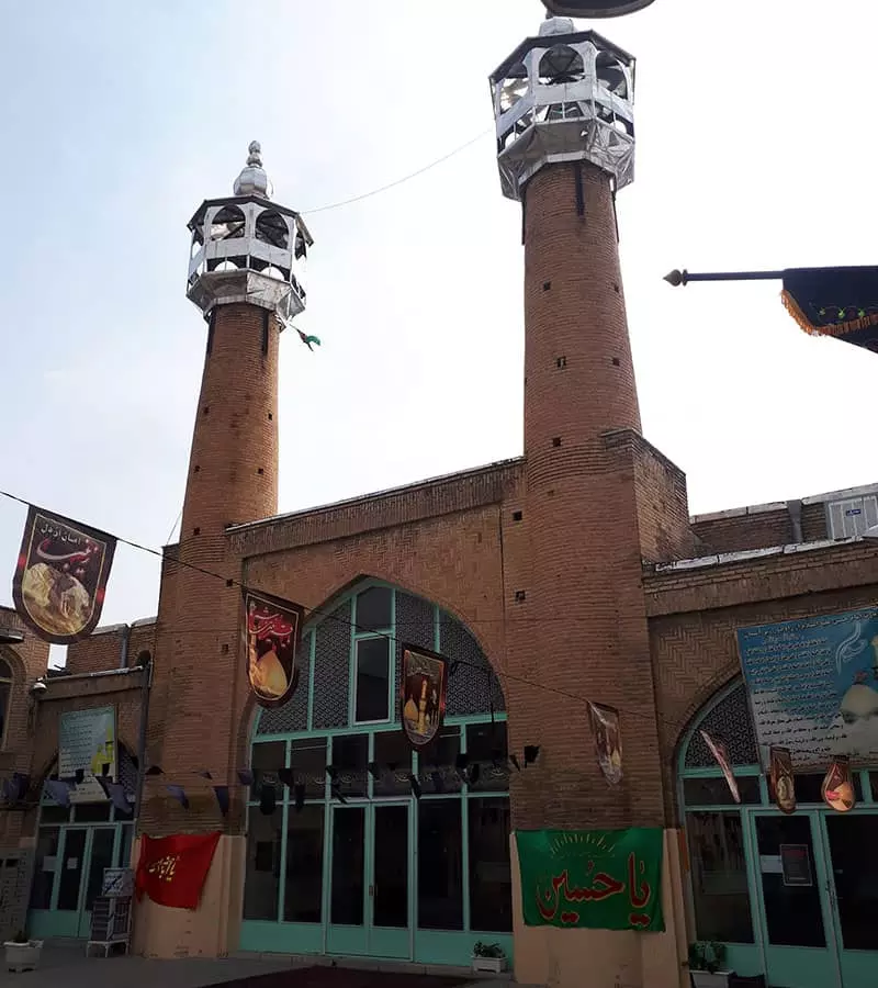 مسجدی تاریخی با دو مناره بلند