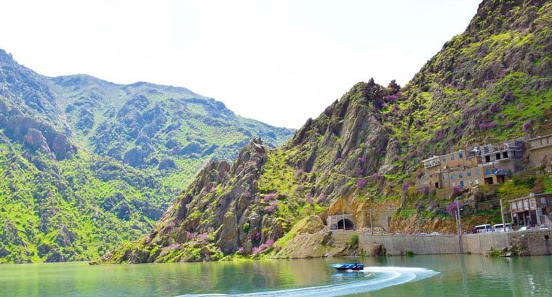 عبور قایق تفریحی در رودخانه سیروان در مجاورت کوهستان شاهو