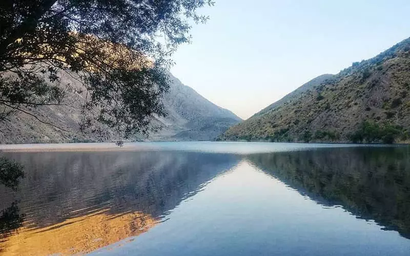دریاچه‌ای پرآب در احاطه چندین تپه