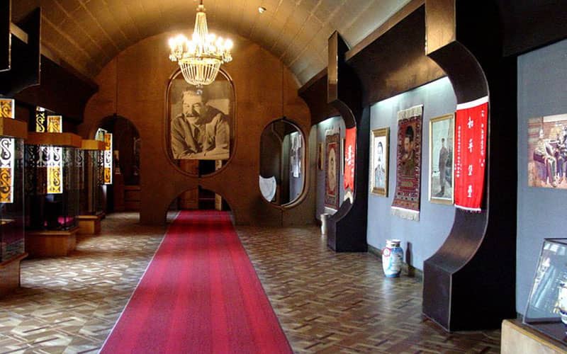 موزه‌ای با تابلوی متعدد از جمله تابلوی استالین