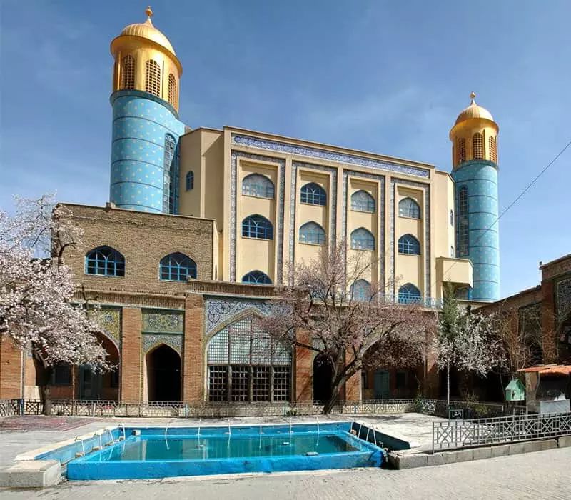 مسجدی چندین طبقه با دو منار و حوض