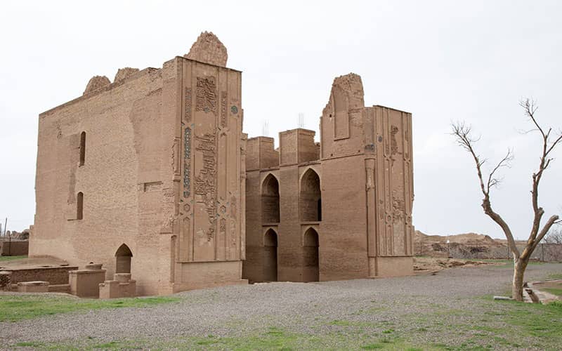 بقایای سازه ای تاریخی از آجر