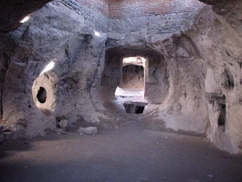 نمای داخلی معبد مهر مراغه با دالان های سنگی