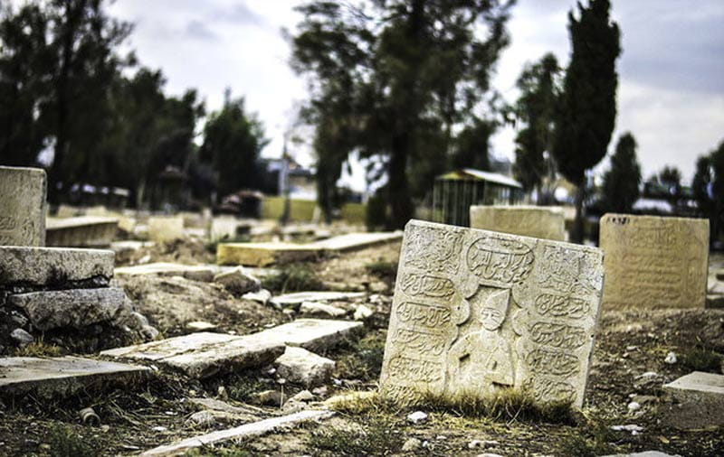 سنگ حکاکی شده در گورستان دار السلام شیراز