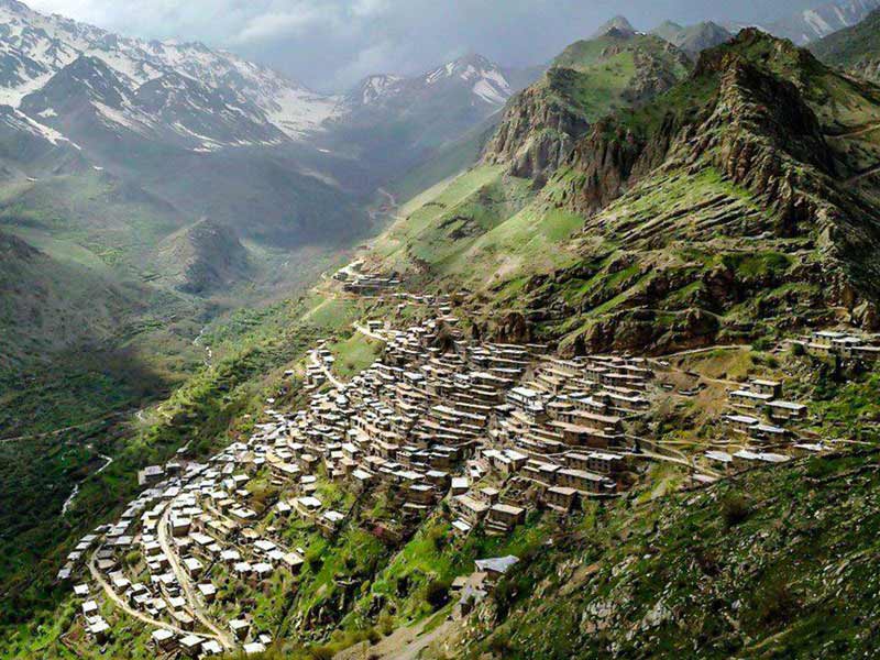 اورامان تخت در کوهستان های سرسبز کردستان از نمای دور
