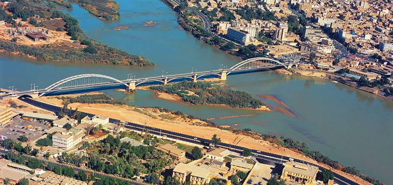 رودخانه کارون میان شهر اهواز با پل اهواز از نمای بالا