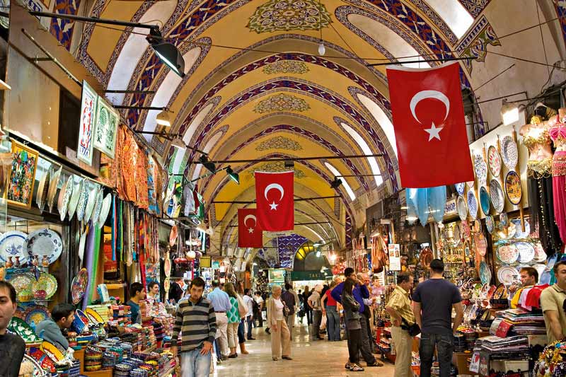 نمایی از داخل بازار بزرگ استانبول در گذر مردم