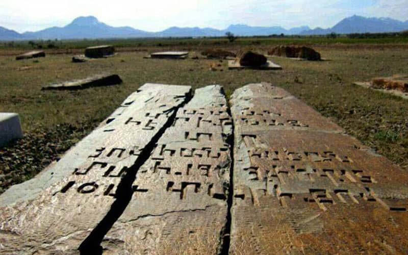 قبرستانی با سنگ قبرهای قدیمی و نوشته های ارمنی
