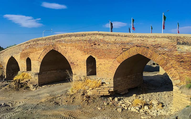 پلی تاریخی روی رودخانه ای خشک
