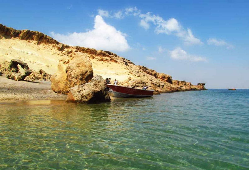 ساحل صخره ای جزیره لاوان کنار آب های زلال خلیج فارس
