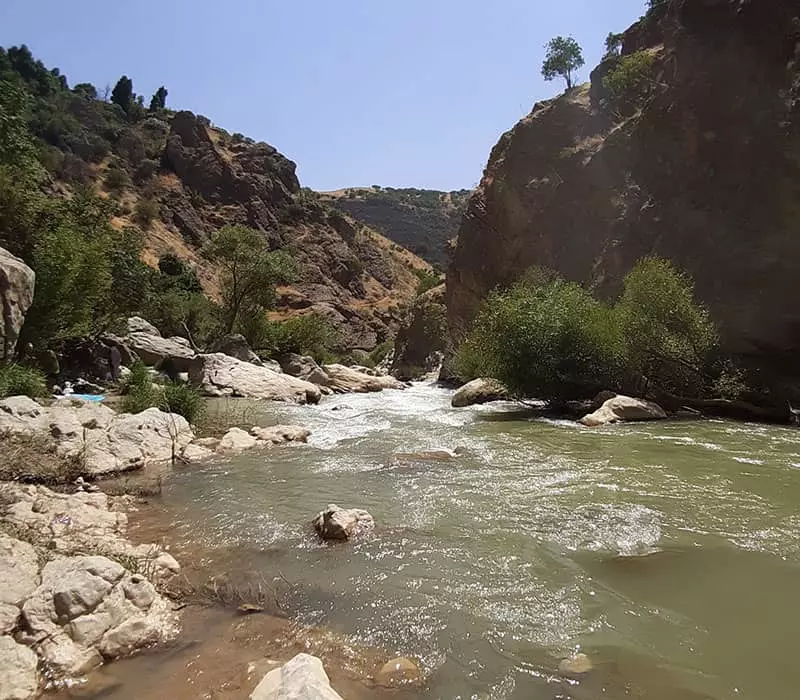 جریان رودخانه از میان صخره ها