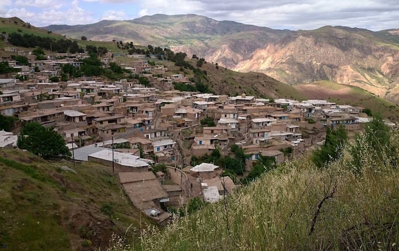 روستایی پله ای شکل در احاطه کوه ها