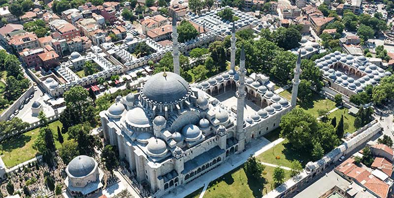 مسجد سلیمانیه استانبول با گنبدهای کوچک و بزرگ سفید و مناره ها از نمای بالا