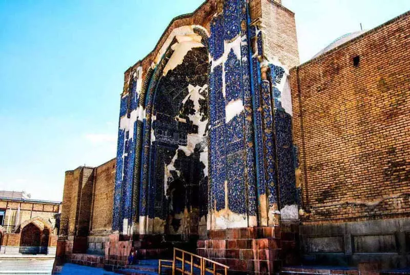 سردر ورودی مسجد کبود تبریز با کاشی های آبی