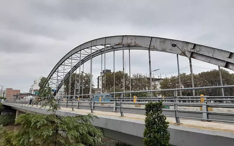پلی آهنی در وسط شهر