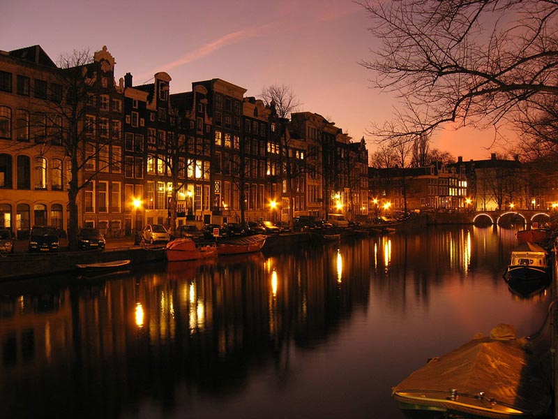 کانال‌های آمستردام در شب