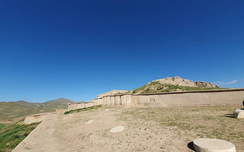 حصاری دور یک تپه باستانی