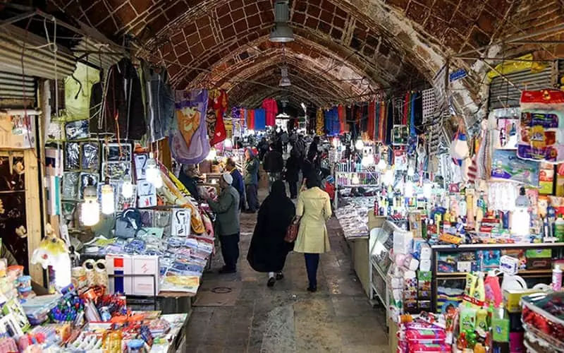 بازاری تاریخی با سقف طاقی