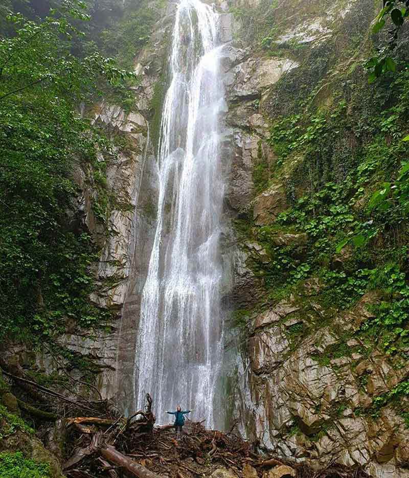 آبشار شادان کردکوی میان درختان و صخره ها از نمای پایین