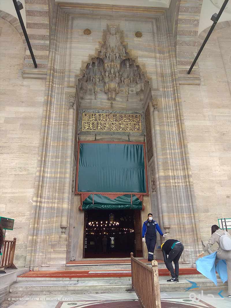 ورود نمازگزاران به مسجد سلیمانیه از در اصلی مسجد