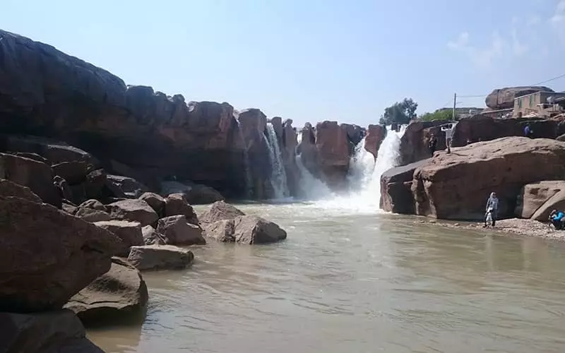 آبشار بزرگی با حوضچه ای پرآب