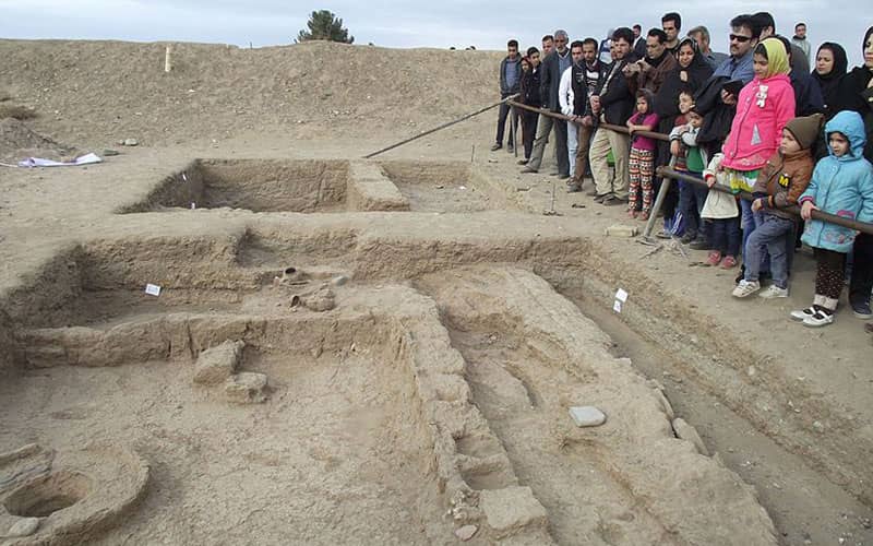 حضور گردشگران در منطقه‌ تاریخی حفاری شده