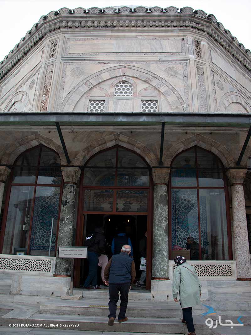 نمازگزاران و گردشگران در حال ورود به مسجد سلیمانیه