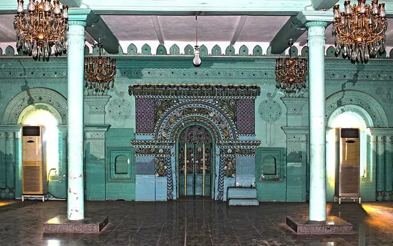 فضای داخلی مسجدی به رنگ سبز