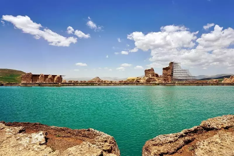 دریاچه تخت سلیمان تکاب و بناهای تاریخی اطراف آن