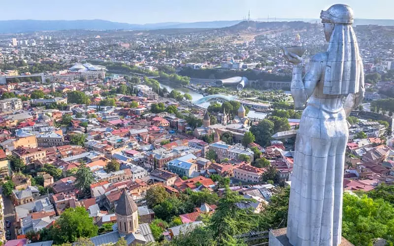 مجسمه زنی در ارتفاعات شهر