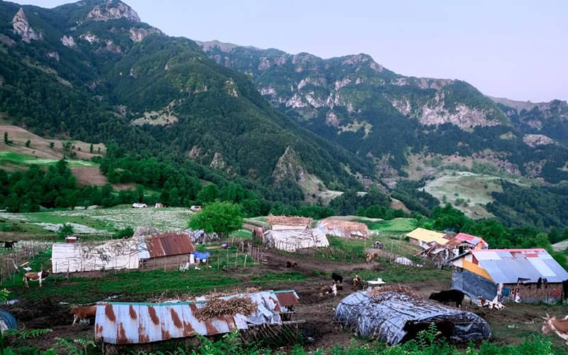 کلبه‌های روستایی در منطقه‌ای کوهستانی