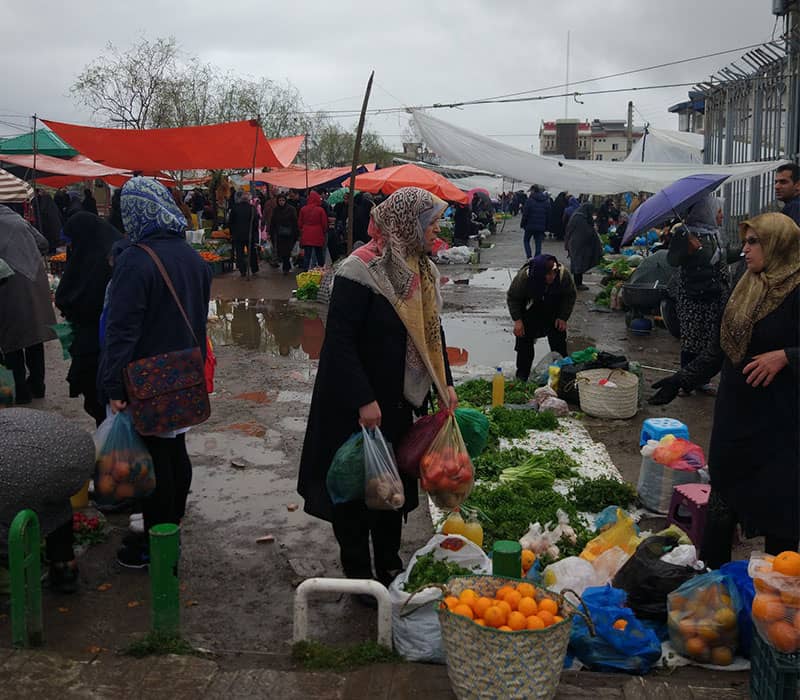 بازار محلی در هوای بارانی