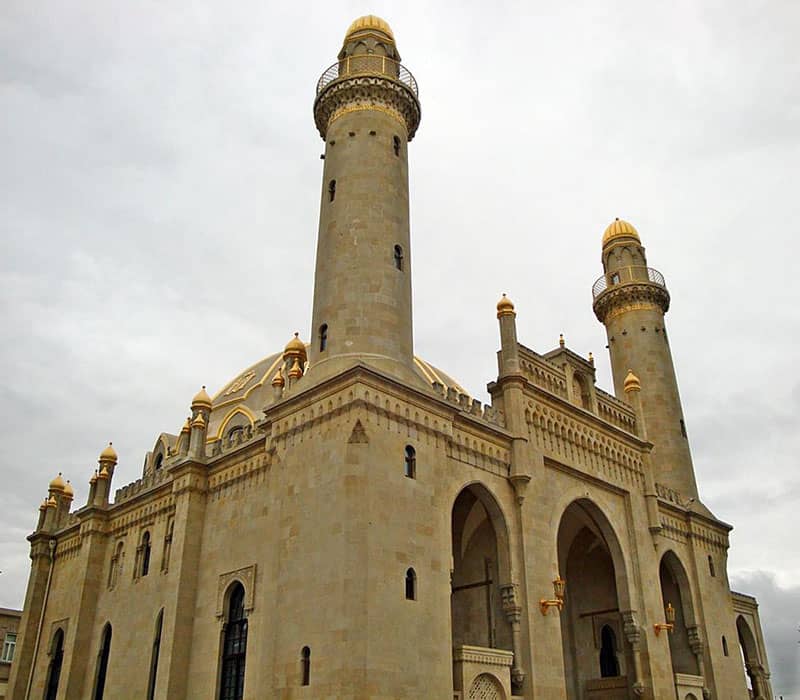 مسجدی بزرگ با دو مناره