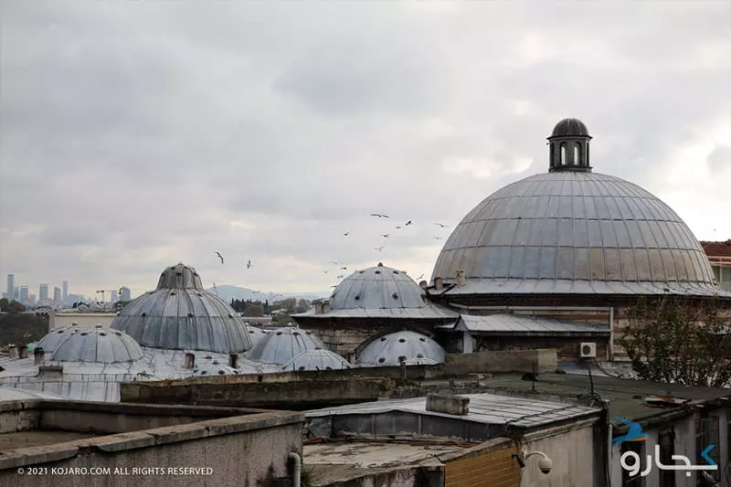 گنبدهای مسجد سلیمانیه زیر آسمان ابری از نمای دور