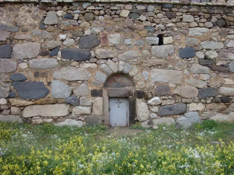 ورودی کلیسای قره باغ با دیوارهای سنگی بلند