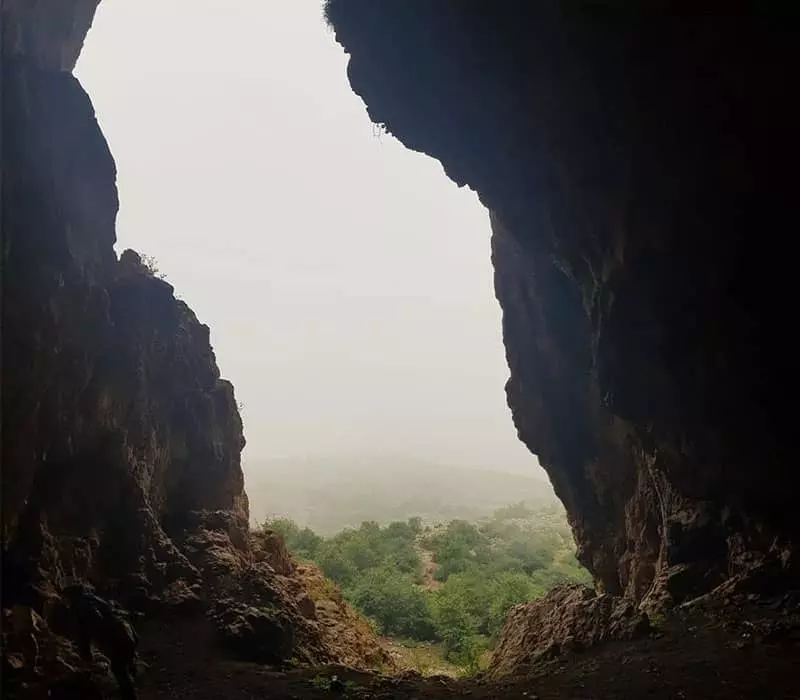 دهانه غار اسپهبدان در مه