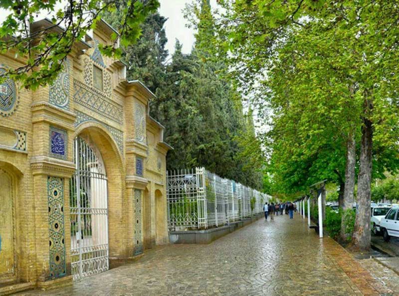 ورودی باغ ارم در بلوار ارم شیراز خیس از باران